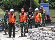 Dansatgas TMMD Ke-118 Sidrap Paparkan Pemasangan Talud Sungai di Desa Kalempang