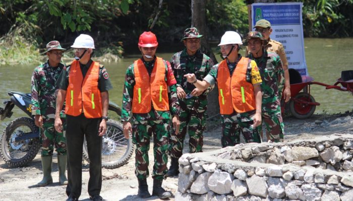 Dansatgas TMMD Ke-118 Sidrap Paparkan Pemasangan Talud Sungai di Desa Kalempang