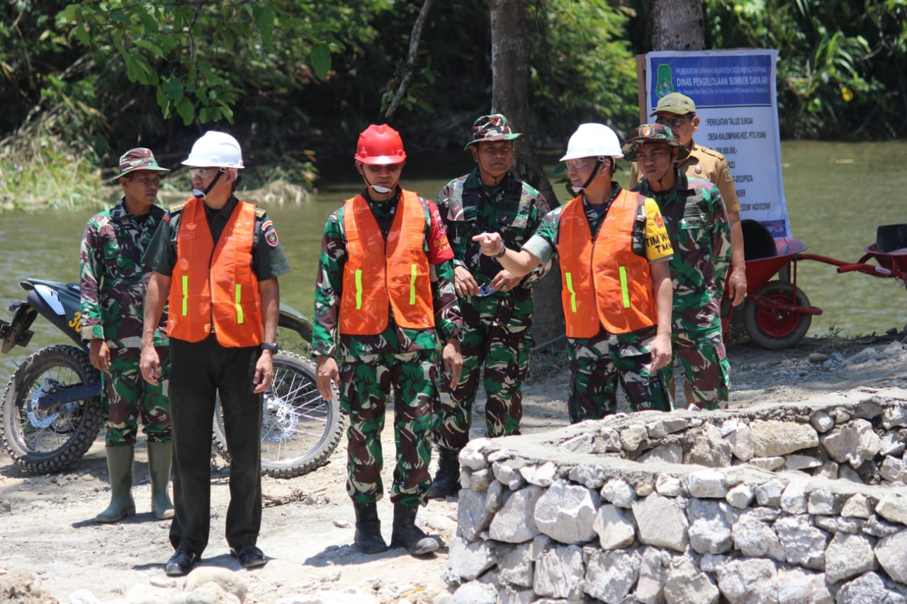 Dansatgas TMMD Ke-118 Sidrap Paparkan Pemasangan Talud Sungai di Desa Kalempang