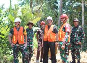 Tim Wasev TMMD Memeriksa Pekerjaan Fisik Pembangunan Jalan Produksi di Desa Kalempang
