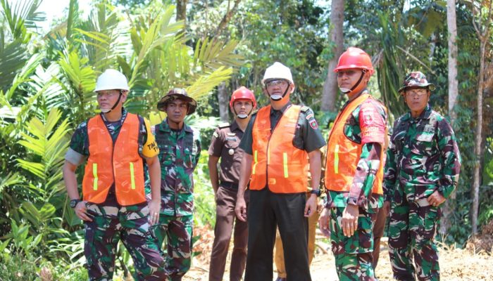 Tim Wasev TMMD Memeriksa Pekerjaan Fisik Pembangunan Jalan Produksi di Desa Kalempang