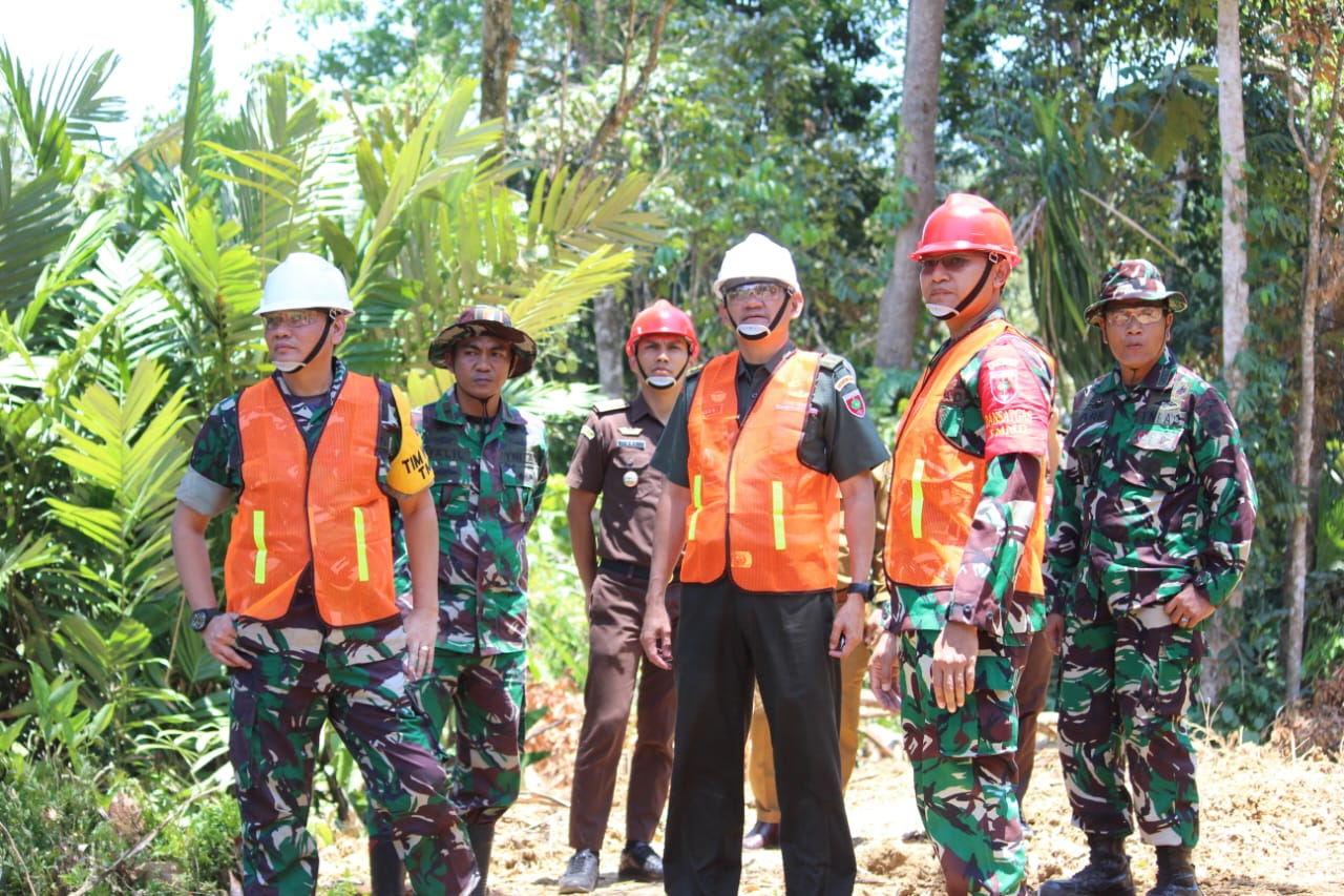 Tim Wasev TMMD Memeriksa Pekerjaan Fisik Pembangunan Jalan Produksi di Desa Kalempang