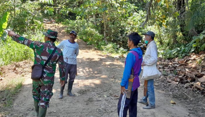 Serma Wahyu Suhenro Kodim 1420/Sidrap Jalin Silaturrahmi dengan Warga Desa Karebosi