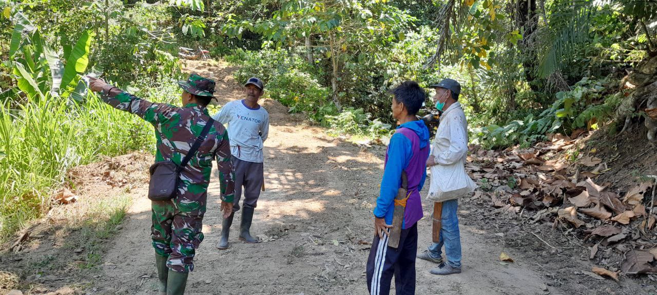 Serma Wahyu Suhenro Kodim 1420/Sidrap Jalin Silaturrahmi dengan Warga Desa Karebosi