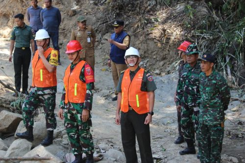 Tim Wasev TMMD Bersama Forkompida Sidrap Tinjau Pembangunan Jembatan Salowarani
