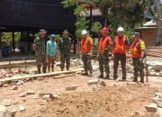 Tim Wasev TMMD Melakukan Pengecekan Pekerjaan Rehabilitasi Rumah Tidak Layak Huni di Desa Kalempang