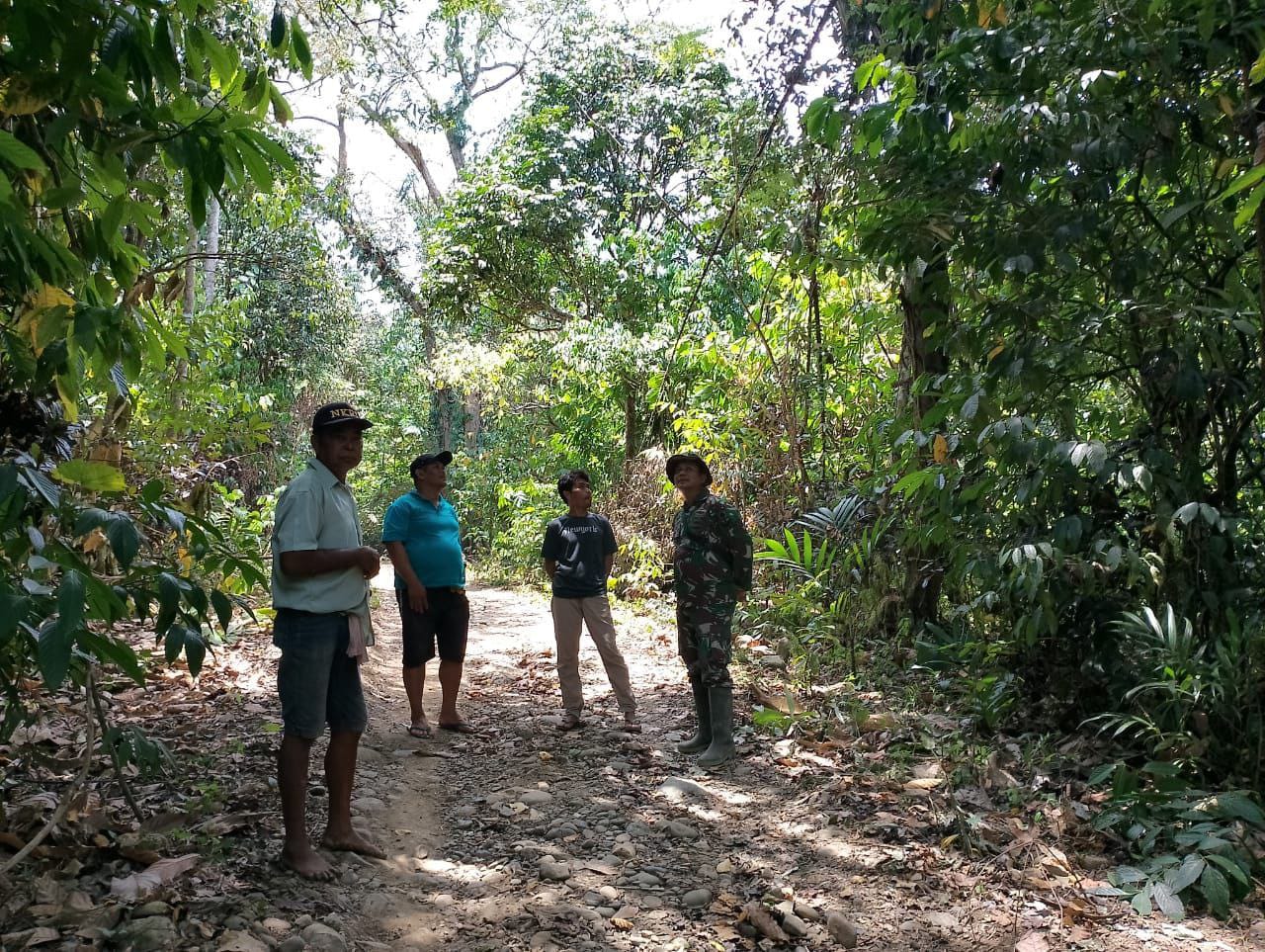 Babinsa Desa Karebosi Ajak Warga Sosialisasi Bahaya Kebakaran Hutan di Lokasi TMMD