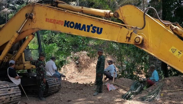 Cara Danramil 1420-03/Maritengngae Junarman Pererat Hubungan dengan Warga TMMD Desa Karebosi