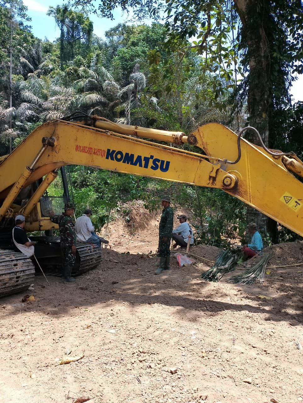 Cara Danramil 1420-03/Maritengngae Junarman Pererat Hubungan dengan Warga TMMD Desa Karebosi