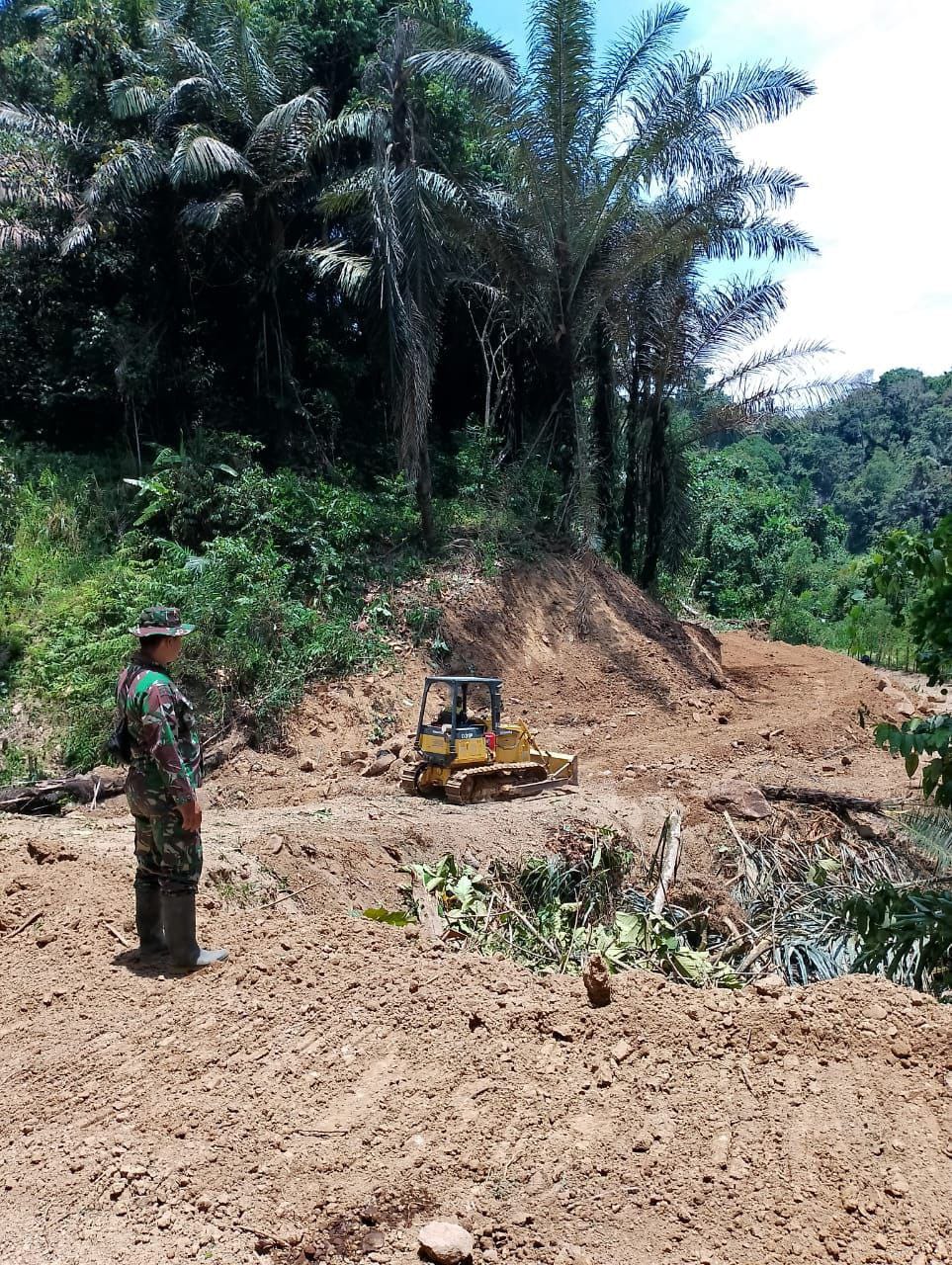 Pekerjaan Perintisan Jalan Poros Karebosi-Paraja di TMMD Desa Karebosi Capai 30% Setelah 8 Hari