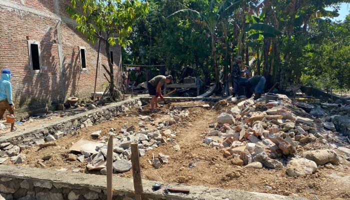 Anggota Satgas TMMD Kodim Sidrap Lanjutkan Pembangunan Rumah Tidak Layak Huni