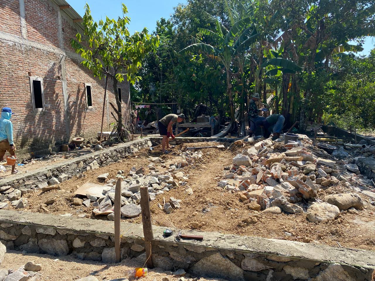 Anggota Satgas TMMD Kodim Sidrap Lanjutkan Pembangunan Rumah Tidak Layak Huni