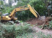 Danramil 1420-02/Tellu Limpoe Awasi Perintisan Jalan Tani Segmen 2 di Dusun 3 Paraja