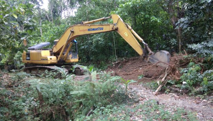 Danramil 1420-02/Tellu Limpoe Awasi Perintisan Jalan Tani Segmen 2 di Dusun 3 Paraja