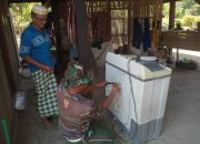 Anggota Satgas TMMD Kodim 1420/Sidrap Bantu Perbaiki Mesin Cuci Warga Desa Kalempang