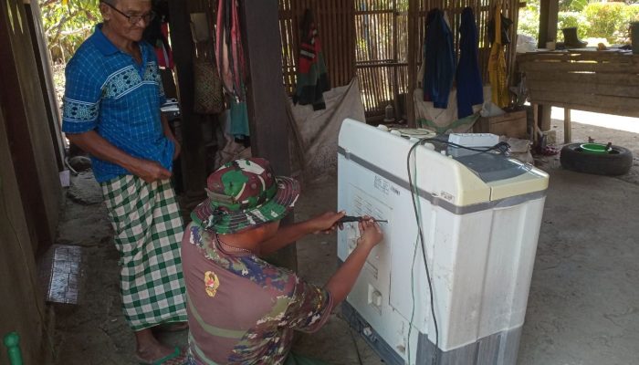 Anggota Satgas TMMD Kodim 1420/Sidrap Bantu Perbaiki Mesin Cuci Warga Desa Kalempang