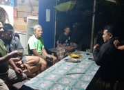 Anggota Satgas TMMD Kodim 1420/Sidrap Lakukan Komsos Langsung dengan Warga di Warung Kopi Desa Kalempang