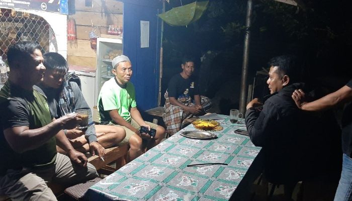 Anggota Satgas TMMD Kodim 1420/Sidrap Lakukan Komsos Langsung dengan Warga di Warung Kopi Desa Kalempang