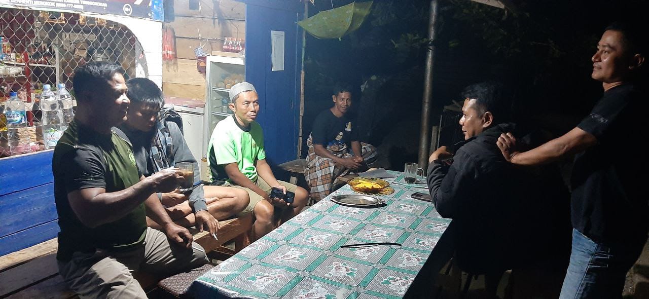 Anggota Satgas TMMD Kodim 1420/Sidrap Lakukan Komsos Langsung dengan Warga di Warung Kopi Desa Kalempang