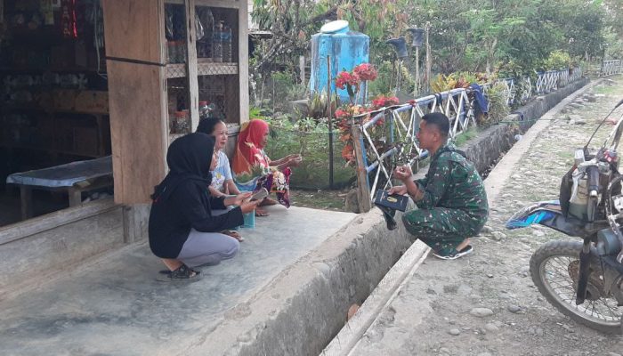Sertu Darwis Tenreng dan Satgas TMMD Kodim 1420/Sidrap Berdialog dengan Warga Desa Kalempang Terkait Pembukaan Akses Jalan Baru
