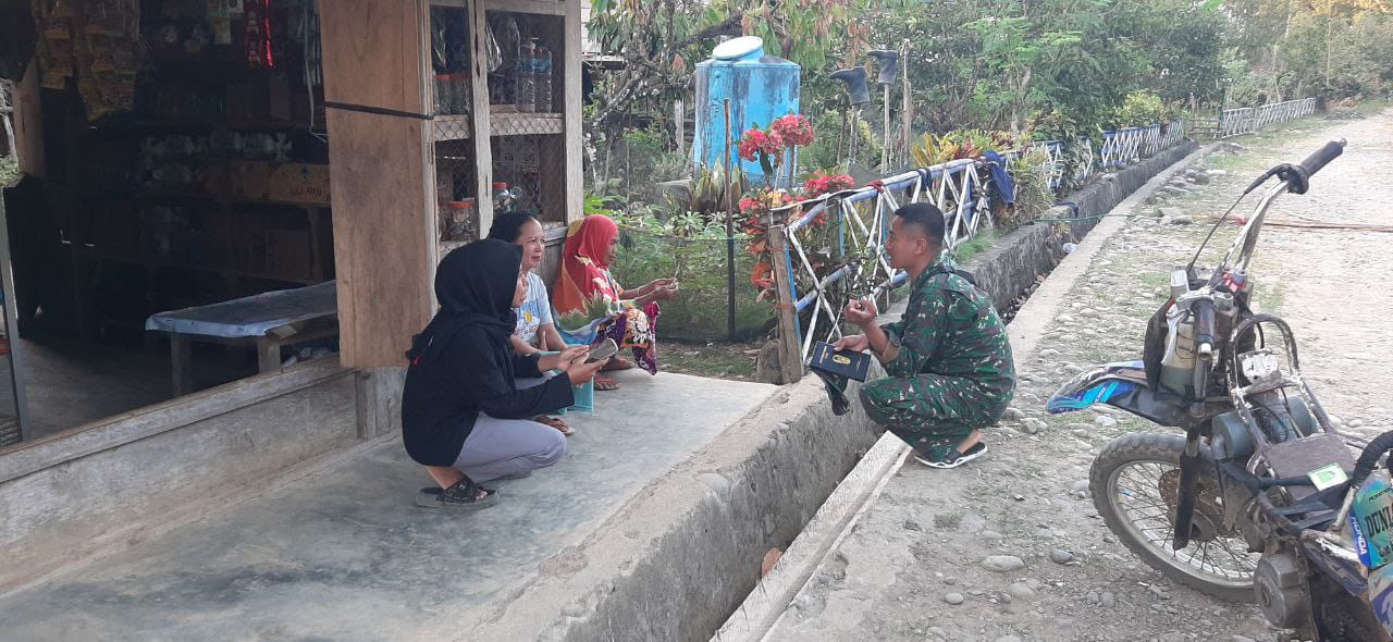 Sertu Darwis Tenreng dan Satgas TMMD Kodim 1420/Sidrap Berdialog dengan Warga Desa Kalempang Terkait Pembukaan Akses Jalan Baru