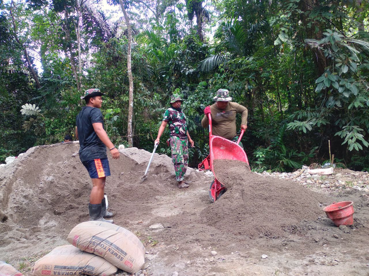 Perbaikan Jembatan Roboh di Desa Kalempang Dimulai, Peltu Edy Gunawan dan Satgas TMMD Berharap Dapat Selesai Tepat Waktu