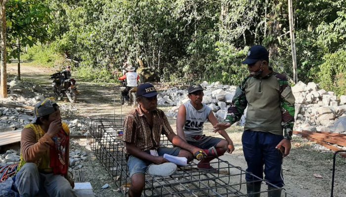 Lettu Inf Alimuddin, Danramil 1420-07/Baranti, Bertukar Informasi dengan Warga di Lokasi Pembangunan Jembatan Salowarani