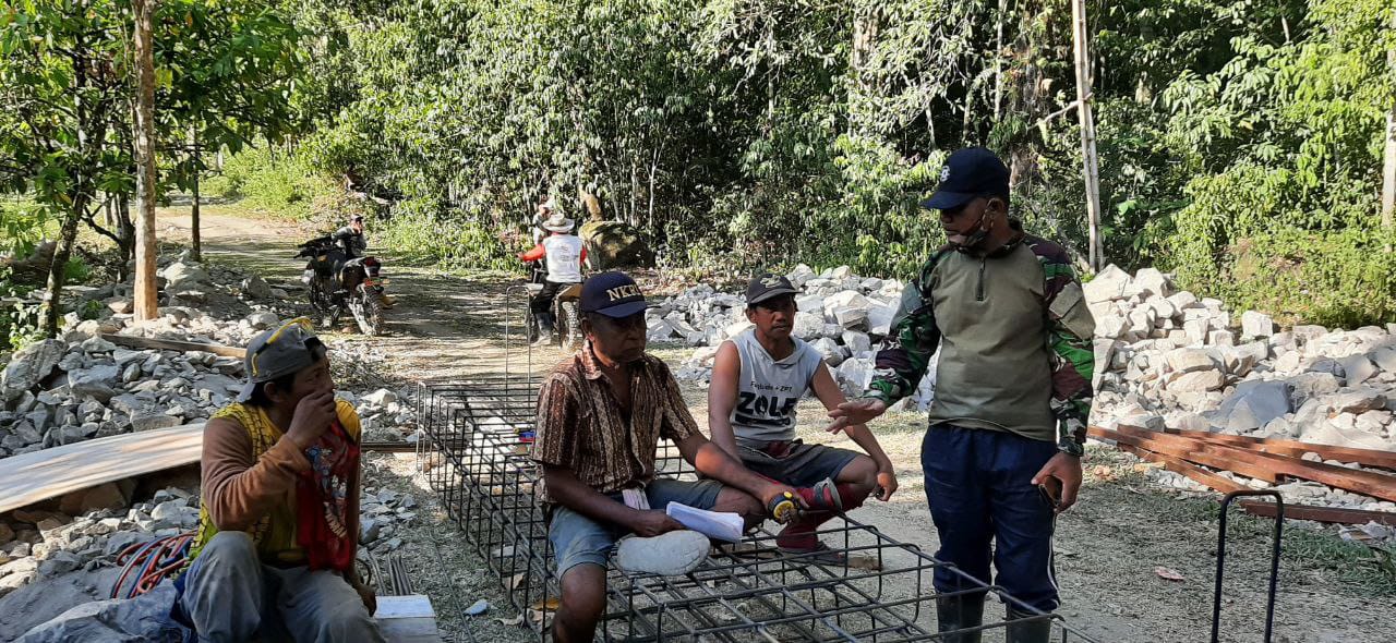 Lettu Inf Alimuddin, Danramil 1420-07/Baranti, Bertukar Informasi dengan Warga di Lokasi Pembangunan Jembatan Salowarani
