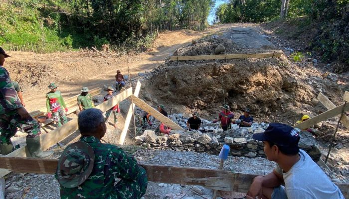 Lettu Cpl Junarman, Danramil 1420-03/Maritengngae, Mulai Rehab Jembatan di Desa Kalempang