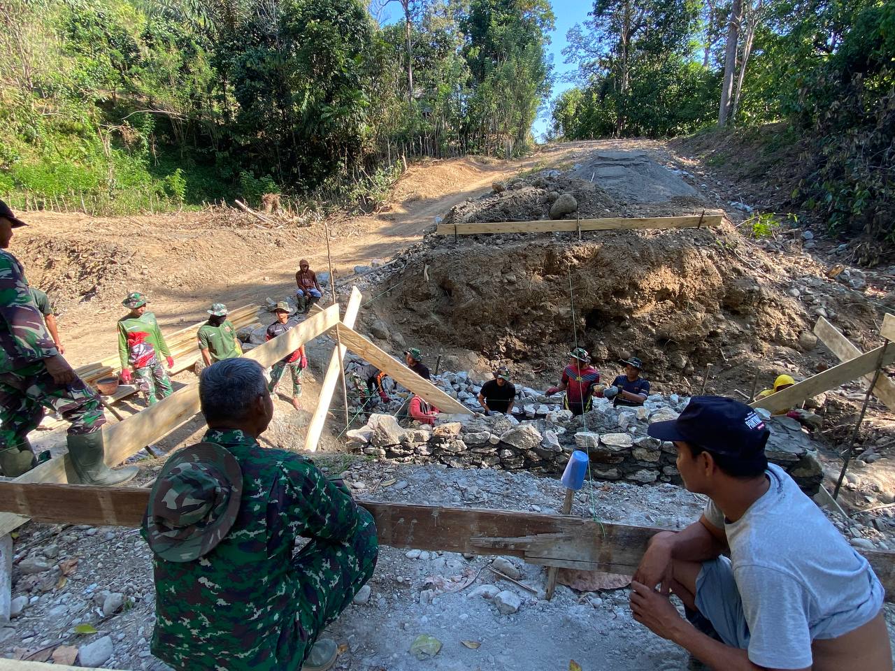 Lettu Cpl Junarman, Danramil 1420-03/Maritengngae, Mulai Rehab Jembatan di Desa Kalempang