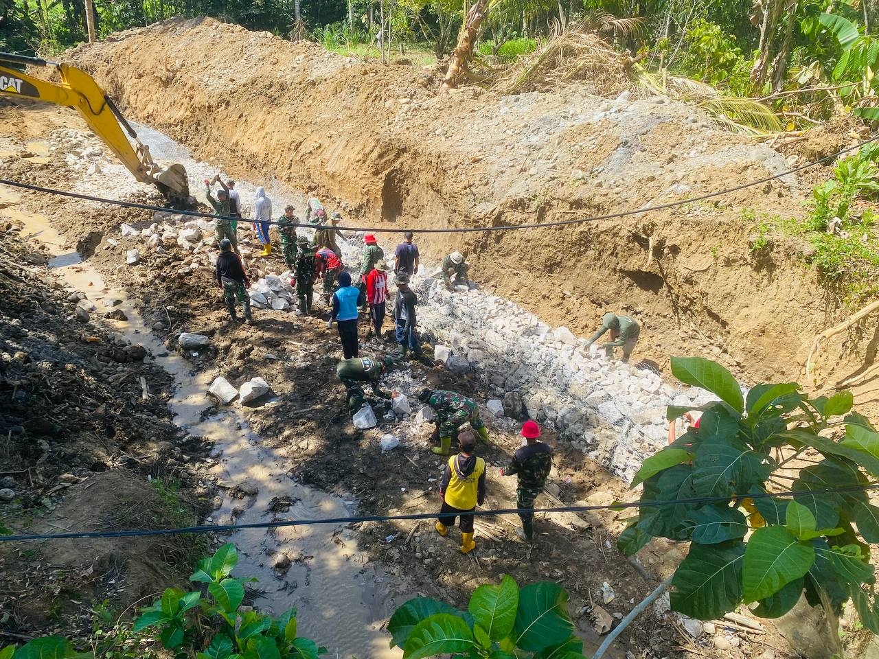 Perkuatan Talud Sungai Kalempang oleh Anggota Satgas TMMD Ke 118 Kodim 1420/Sidrap Mulai Tunjukkan Hasil Positif