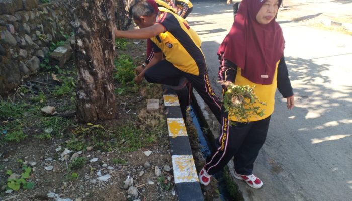 Peduli Lingkungan, Personel Polres Sinjai Korvei Sekitar Mako Selesai Apel Pagi