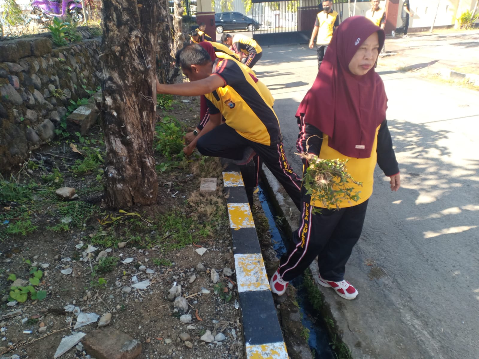 Peduli Lingkungan, Personel Polres Sinjai Korvei Sekitar Mako Selesai Apel Pagi