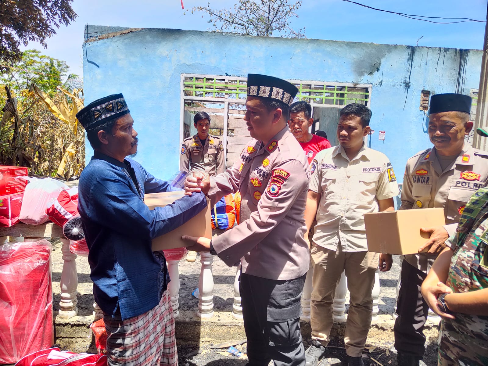 Kompak, Kapolres Sinjai Bersama Pj. Bupati dan Dandim Sambangi Korban Kebakaran Beri Bantuan