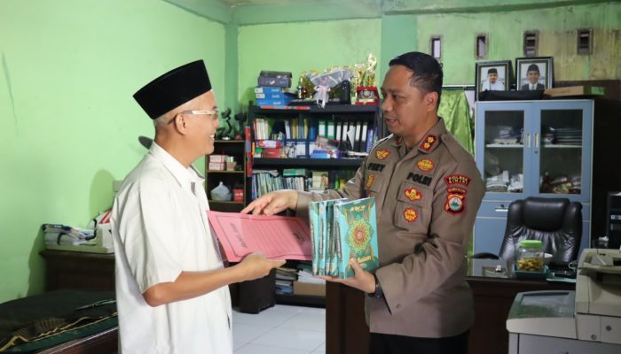 Program 1000, Kapolres Sinjai Kembali Berikan Bantuan Al-Qur’an dan Tali Asih Kepada Pondok Pesantren