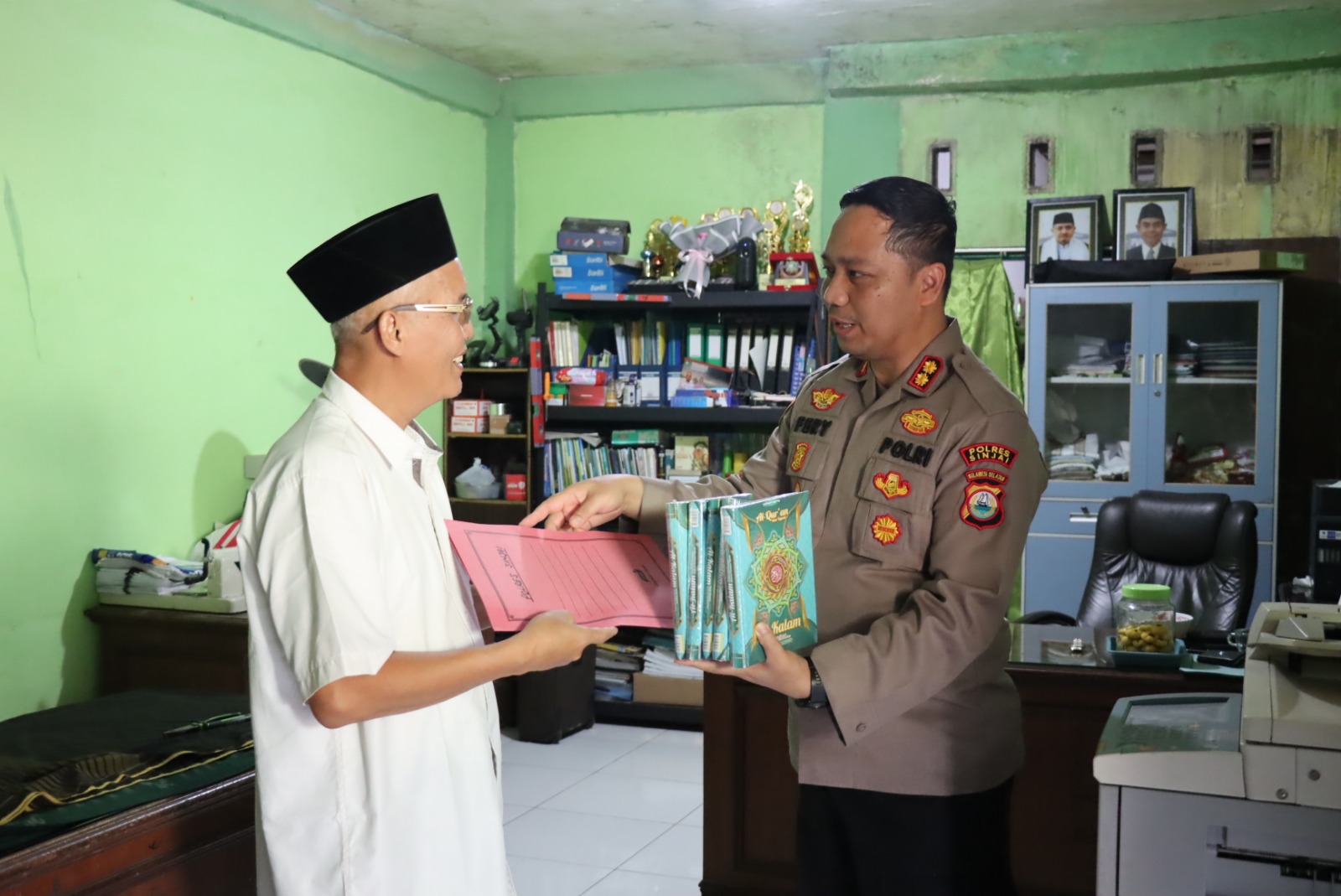 Program 1000, Kapolres Sinjai Kembali Berikan Bantuan Al-Qur'an dan Tali Asih Kepada Pondok Pesantren