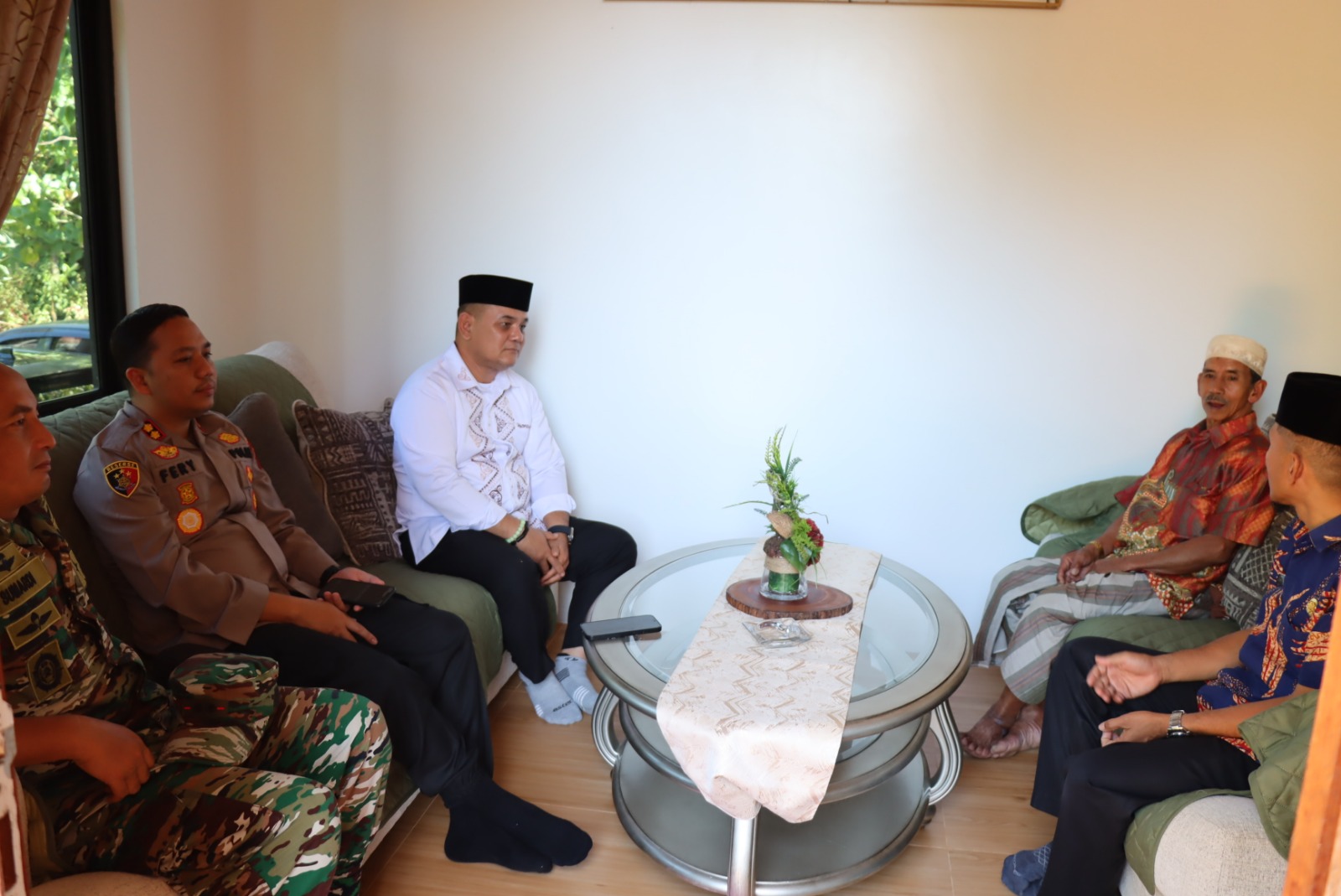 Silaturahmi Kamtibmas, Kapolres Sinjai Bersama Pj. Bupati dan Dandim Sambangi Rumah Tokoh Adat Bulupoddo