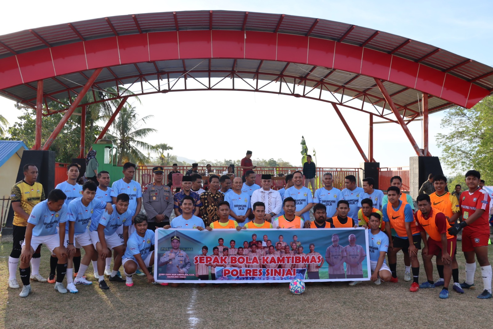 Tour Sepak Bola Kamtibmas, Kapolres Sinjai Bersama Dandim 1424 Sinjai Jalin Silaturahmi Dengan Warga