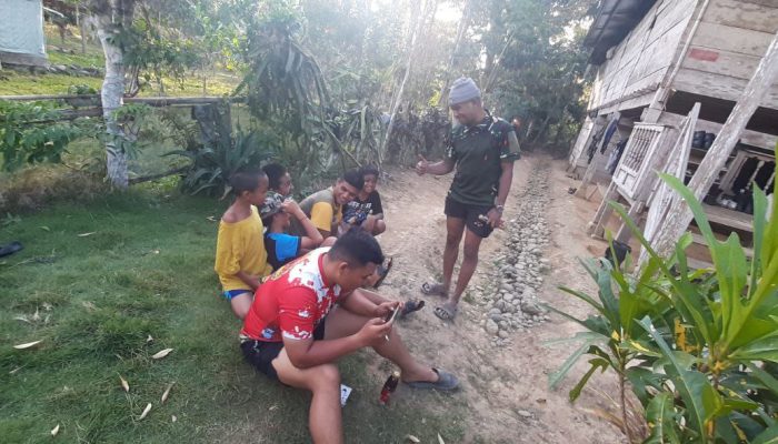 Kekuatan Persatuan: Anggota TNI Satgas TMMD Ke-118 Kodim 1420/Sidrap Mempererat Hubungan dengan Warga Desa Kalempang