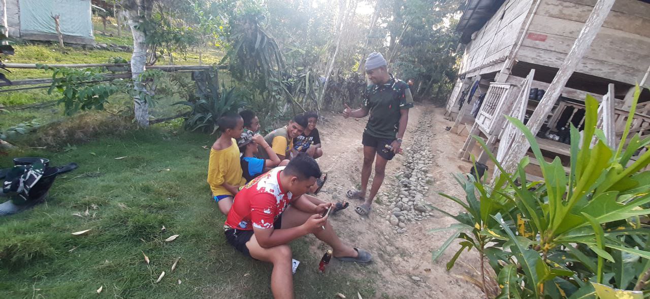 Kekuatan Persatuan: Anggota TNI Satgas TMMD Ke-118 Kodim 1420/Sidrap Mempererat Hubungan dengan Warga Desa Kalempang