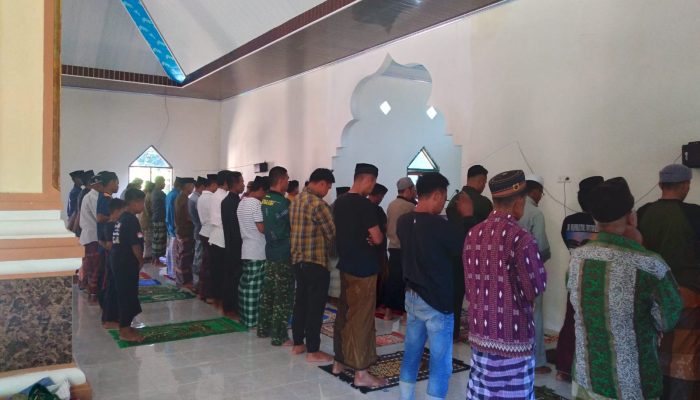 Anggota Satgas TMMD ke 118 Kodim 1420/Sidrap Memperkuat Hubungan dengan Masyarakat Melalui Safari Jumat di Desa Kalempang