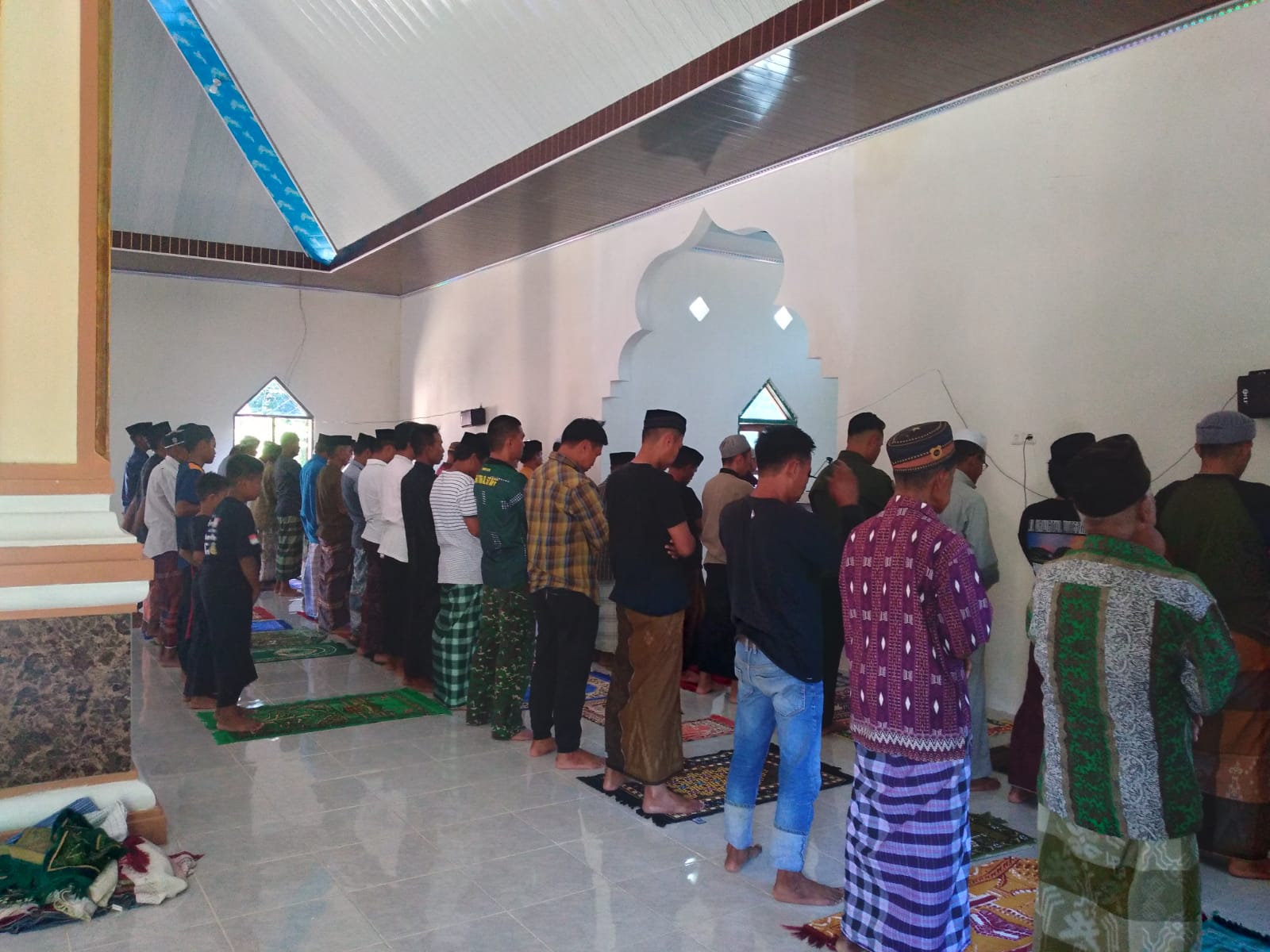 Anggota Satgas TMMD ke 118 Kodim 1420/Sidrap Memperkuat Hubungan dengan Masyarakat Melalui Safari Jumat di Desa Kalempang