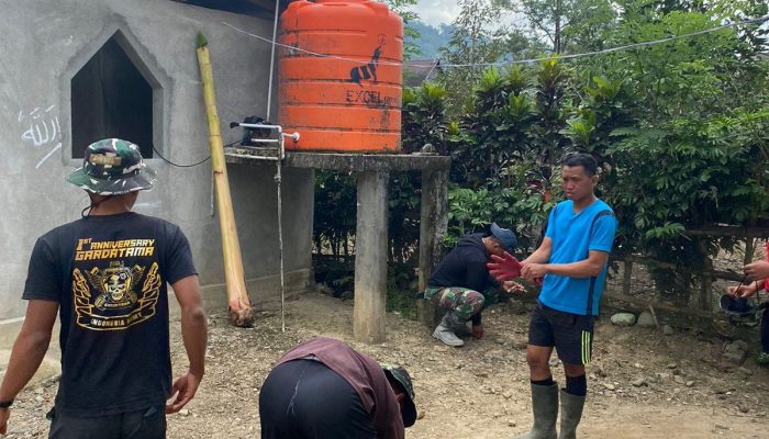 Kesetiaan Beribadah dan Melayani: Anggota Satgas TMMD Ke-118 Kodim 1420/Sidrap Berbakti dengan Membersihkan Masjid Al Ikhlas Tabaro