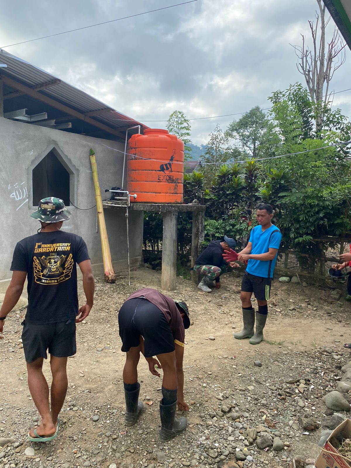 Kesetiaan Beribadah dan Melayani: Anggota Satgas TMMD Ke-118 Kodim 1420/Sidrap Berbakti dengan Membersihkan Masjid Al Ikhlas Tabaro