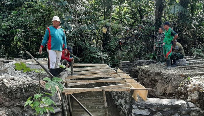 Danramil 1420/04/Watang Pulu Dorong Pengerjaan Plat Duicker di TMMD ke-118 Kodim 1420/Sidrap