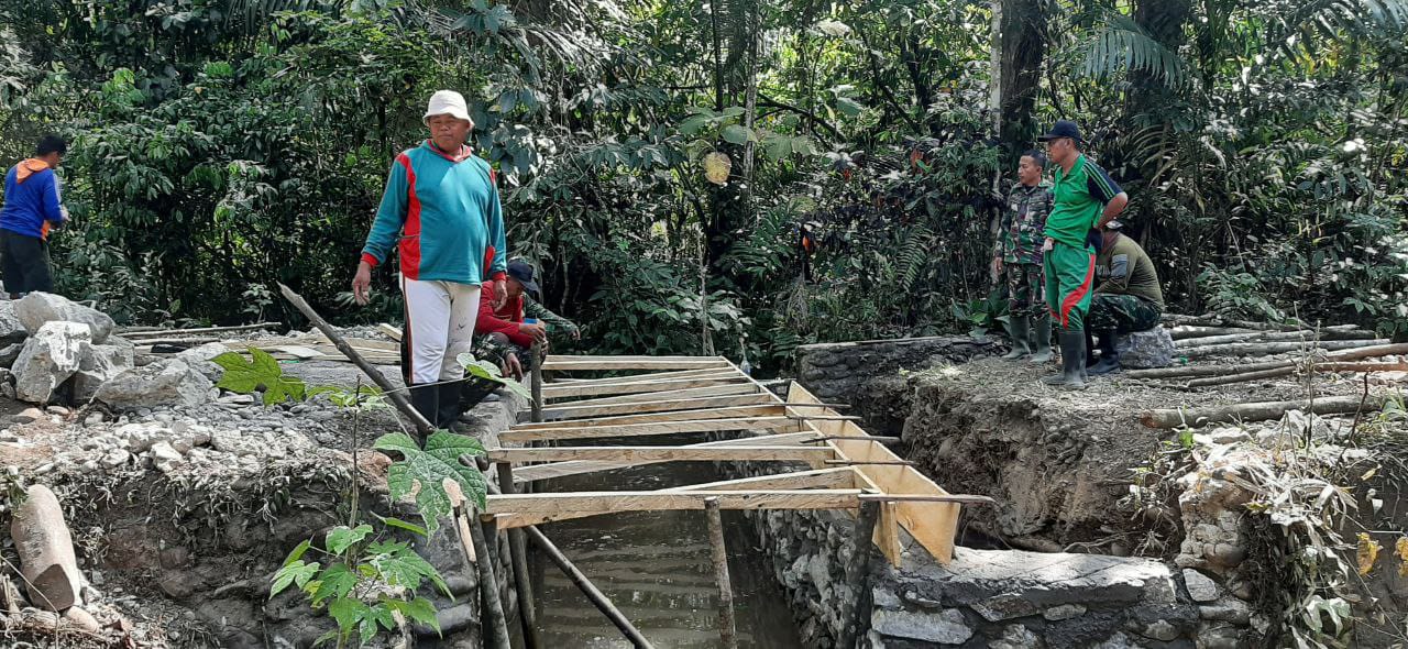 Danramil 1420/04/Watang Pulu Dorong Pengerjaan Plat Duicker di TMMD ke-118 Kodim 1420/Sidrap