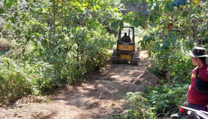 Anggota Satgas TMMD Kodim 1420/Sidrap Awasi Progres Perintisan Jalan Poros Karebosi-Paraja di Dusun 3 Paraja