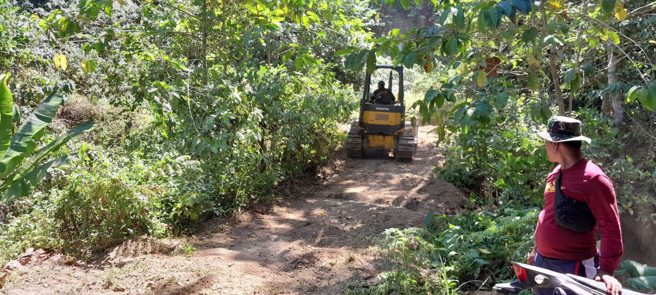 Anggota Satgas TMMD Kodim 1420/Sidrap Awasi Progres Perintisan Jalan Poros Karebosi-Paraja di Dusun 3 Paraja