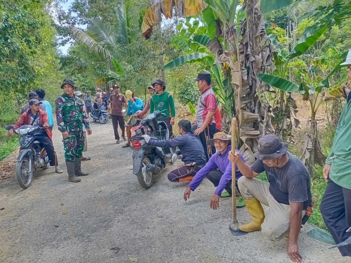 Personil Polsek Pitumpanua Bersama Warga laksanakan Kerja Bakti Bersama Warga Desa Tellesang