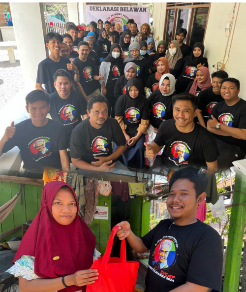 Dibawah Panas Matahari Yang Terik, Relawan Sigap Di Sidrap Bagi Sembako Ke Tukang Bemor dan Petani